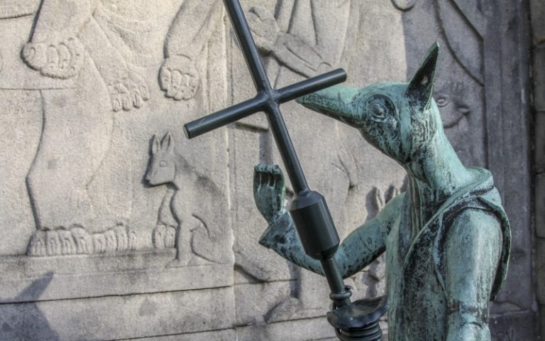 reynaert-de-vos-monument-aan-gentsepoort-hulst-closeup-beeldbank-hulst